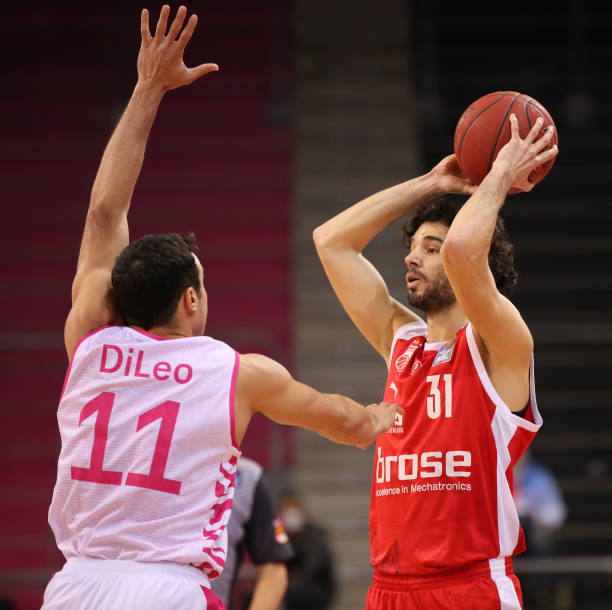 牌争相与她 牌争相与她